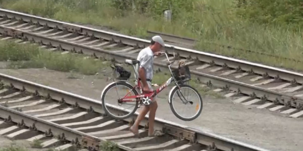 Чиновники Павлодара сетуют на стихийные переходы ж/д путей