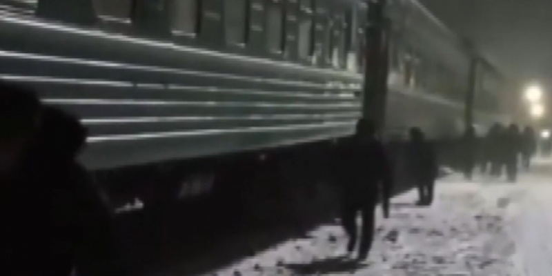 5 вагонов пассажирского поезда сошли с рельсов в Карагандинской области