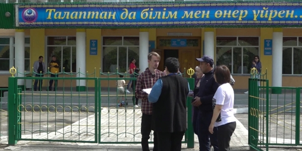 Избиратели участвуют в независимом социологическом опросе