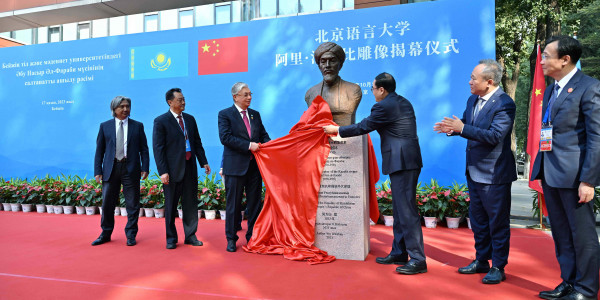 Глава государства принял участие в церемонии открытия бюста Аль-Фараби в Пекине