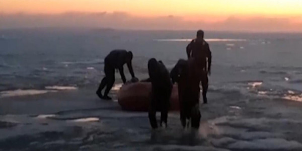 ШҚО-дағы Зайсан көлінде екі балықшы суға батып кете жаздады