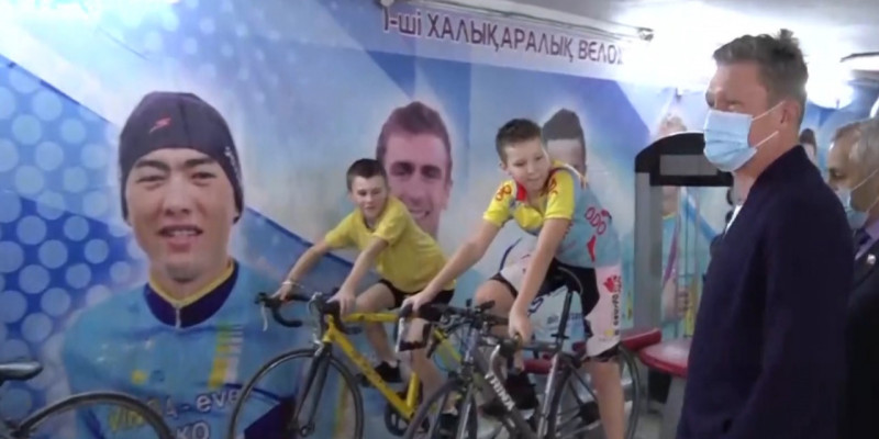 Александр Винокуров встретился с юными велогонщиками в Петропавловске