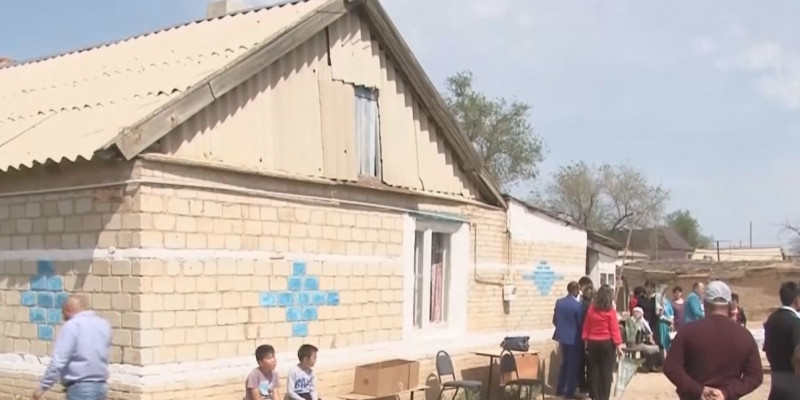 Выпускники школ подарили квартиру нуждающейся семье в Атырауской области