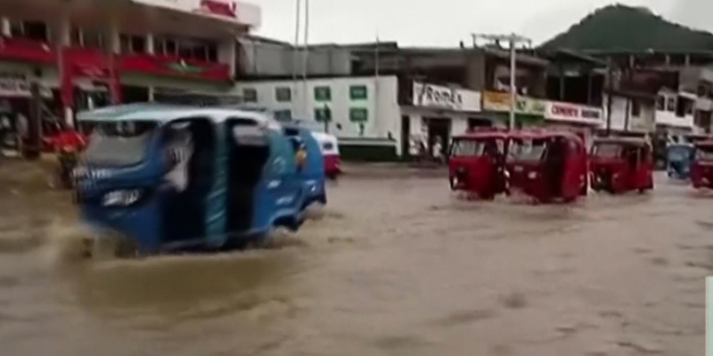 Мост рухнул из-за оползней в Перу