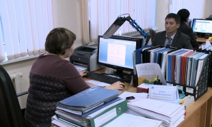 В Кокшетау за взятку задержан контролер-ревизор