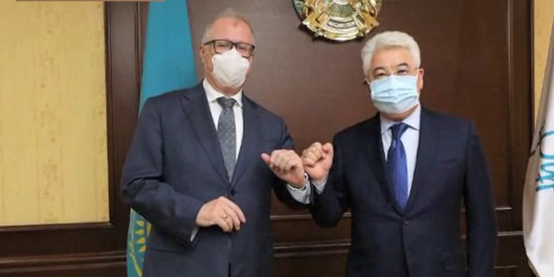 Новый «приветственный» этикет появился у чиновников Казахстана