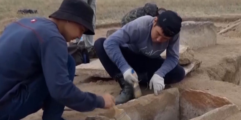 Бронзовый слиток и украшения XVII века нашли археологи в Карагандинской области