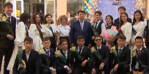 Зачем продлевали учебный год в школах Казахстана?