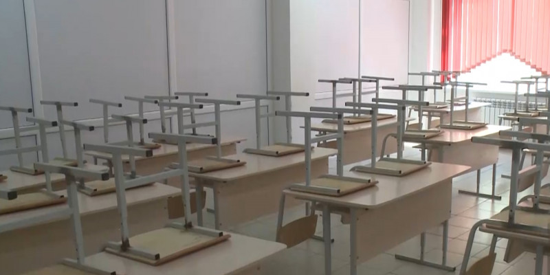 Директор одной из школ вынужден отдать собственный кабинет под учебный класс в Актобе