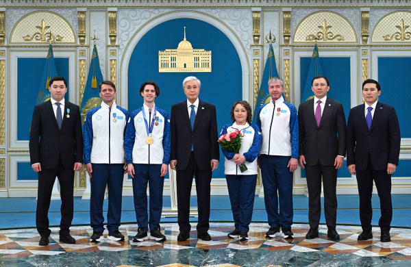 Президент XXV Қысқы Олимпиада ойындарының чемпионы Михаил Шайдоровты марапаттады