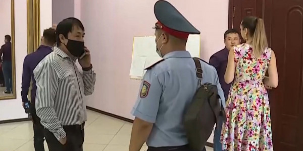 Празднование сразу двух свадеб пресекли во время спецрейда в Костанае