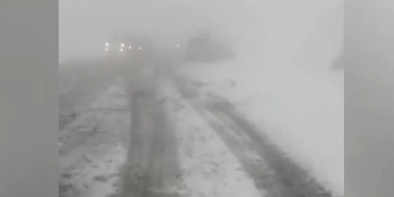 27 автомашин вызволили из снежного заноса в Алматы