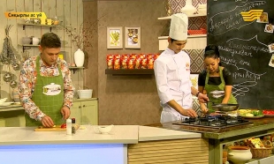 &laquo;Сиқырлы ас үй&raquo;. Көкөністермен дайындалған тауық еті. Бағдарлама қонағы: әнші, актриса Аша Матай