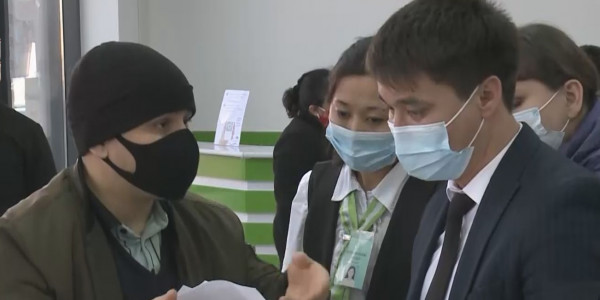 Воспитанник детдома в ожидании положенной по закону квартиры ютится в театре