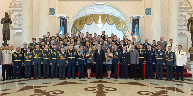 Президент мемлекеттік наградалар, жоғары әскери және арнаулы атақтар, сыныптық шендер тапсыру рәсіміне қатысты
