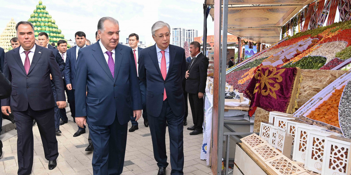 Касым-Жомарт Токаев и Эмомали Рахмон осмотрели выставку товаров Таджикистана