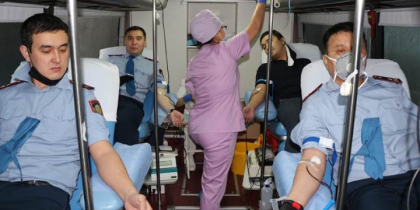 Транспортные полицейские сдали кровь для нуждающихся