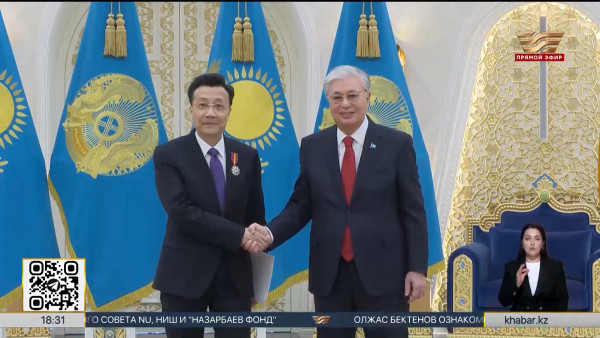 Президент наградил посла КНР в Казахстане