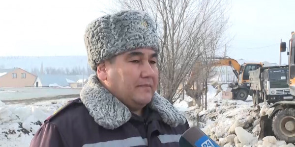 Водопропускные каналы Шымкента освобождают ото льда