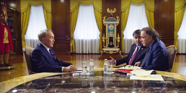 Американский режиссёр Оливер Стоун снял докфильм о Елбасы