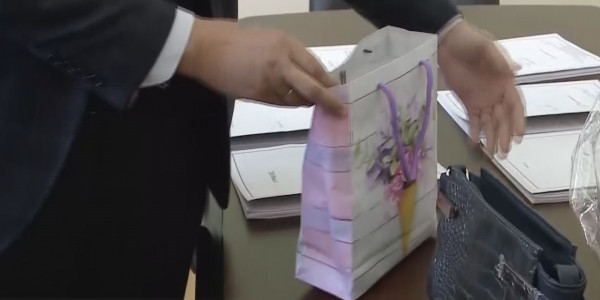 Госслужащие обязаны возвращать подарки в течение семи дней - АДГС РК