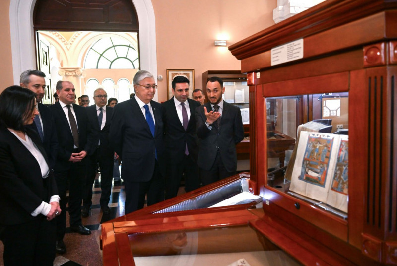 Глава государства посетил институт древних рукописей Матенадаран