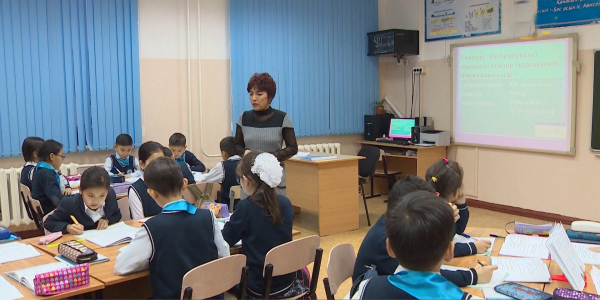 В пяти школах столицы экспериментально внедрят латиницу