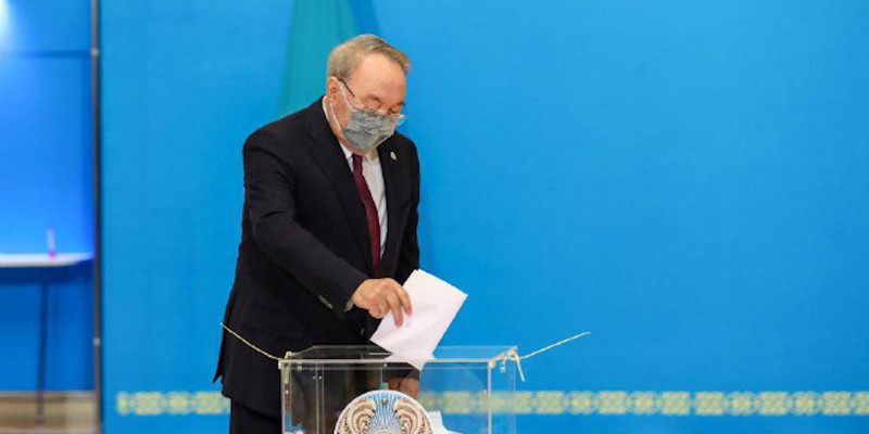Nur Otan партиясының төрағасы Нұрсұлтан Назарбаев дауыс берді