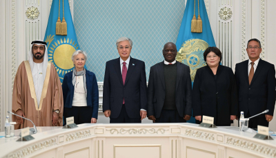 Президент «Бейбітшілік пен құқыққа негізделген болашақ» атты конституциялық сот төрелігінің халықаралық форумына қатысушылармен кездесті