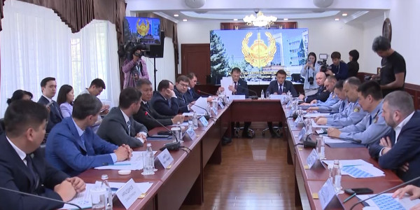 Полицейские выявляют подпольные лаборатории по изготовлению синтетического сырья