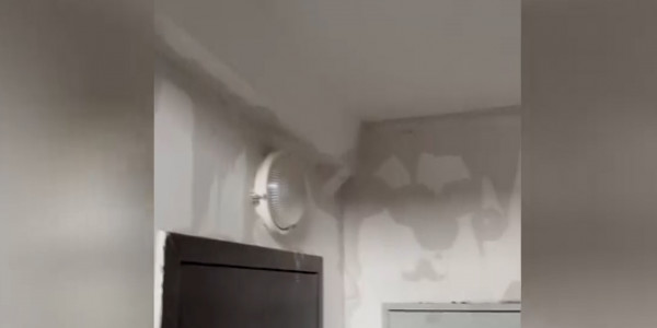 В городе Эмба во время ливня многоэтажку залило водой