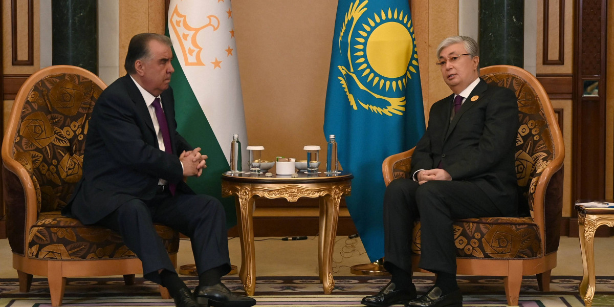 Глава государства провел встречу с Президентом Таджикистана