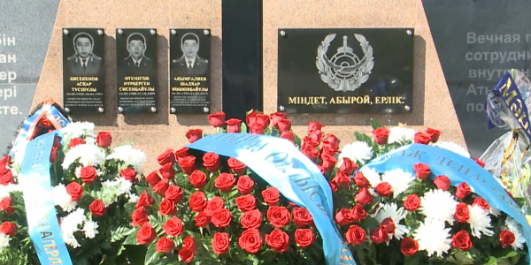 В Атырау почтили память полицейского, погибшего при спасении тонущей женщины