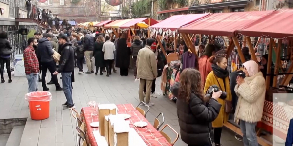 В Тбилиси проходит новогодняя выставка винтажных вещей
