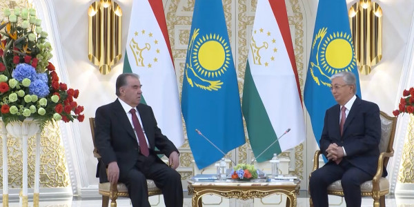 Тәжікстан Президенті елімізге жұмыс сапарымен келді