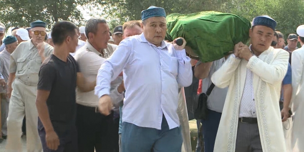 Семье погибшего охотинспектора вручили орден Айбын первой степени