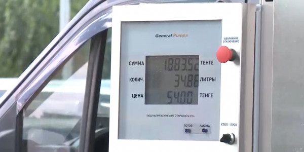 В Актобе автолюбители стоят в очереди за сжиженным газом