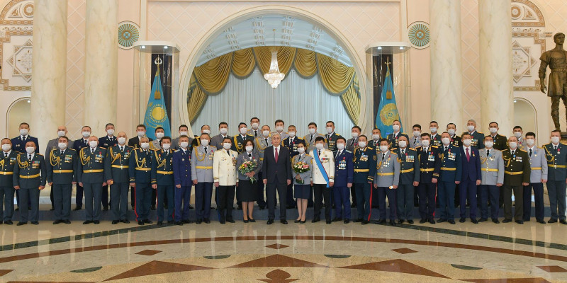 Президент Қ. Тоқаев әскерилер мен құқық қорғау органдарының қызметкерлерін марапаттады