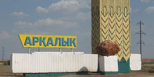 Ауыл дәрігерінің айлығы 800 мың, бірақ... Медицина мекемелері қарызға белшесінен батқан