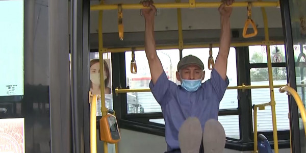 Троллейбусные поручни как спортивный инвентарь: история алматинского водителя