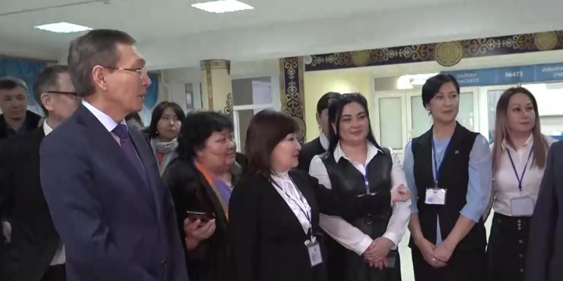 Председатель ЦИК Нурлан Абдиров посетил несколько  избирательных участков в ЗКО