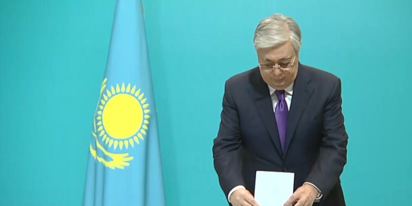Тоқаев кезектен тыс өтіп жатқан Президент сайлауында дауыс берді