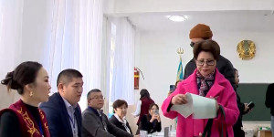 Роза Рымбаева проголосовала на выборах вместе с семьей