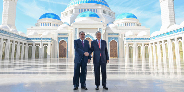 Президенты Казахстана и Таджикистана посетили Главную мечеть города Астаны