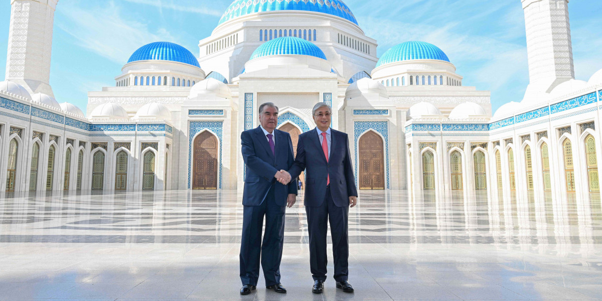 Президенты Казахстана и Таджикистана посетили Главную мечеть города Астаны