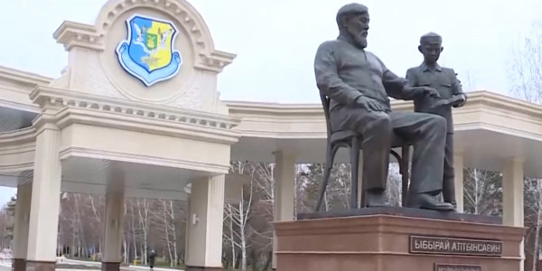 Памятник Ы.Алтынсарину установили в Костанае