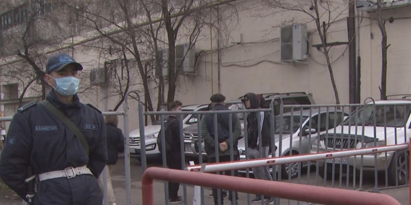 Еще два жилых комплекса оцепили в Алматы