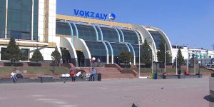 Казахстанцы возмущены новыми ограничениями для встречающих и провожающих на вокзалах и аэропортах