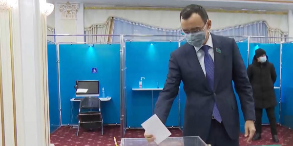 Председатель Сената принял участие в голосовании на парламентских выборах