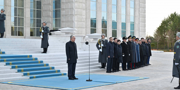 Касым-Жомарт Токаев принял участие в церемонии поднятия Государственного флага